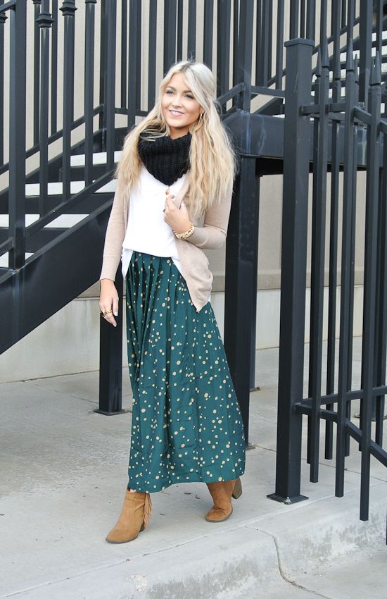 Love the print and style of the skirt. The whole outfit is cute. Booties With Skirt, Winter Maxi Skirt Outfit, Maxi Skirt Winter, Winter Maxi, Green Maxi Skirt, How To Wear Ankle Boots, Skirt Diy, Below The Knee Dresses, Long Skirt Outfits