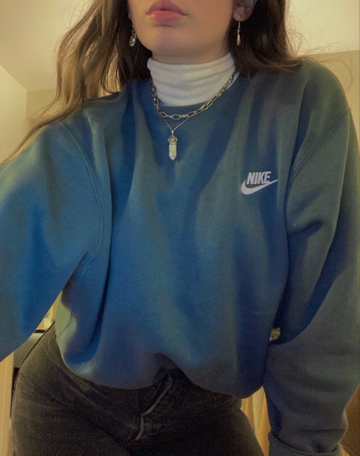 White turtleneck nike blue crewneck with layered silver necklaces. An indie look perhaps Layered Silver Necklaces, White Turtleneck Outfit, Turtleneck Layering, Crewneck Outfit, Looks Hippie, Turtleneck Outfit, Nike Crewneck, Cold Outfits, Nike Pullover