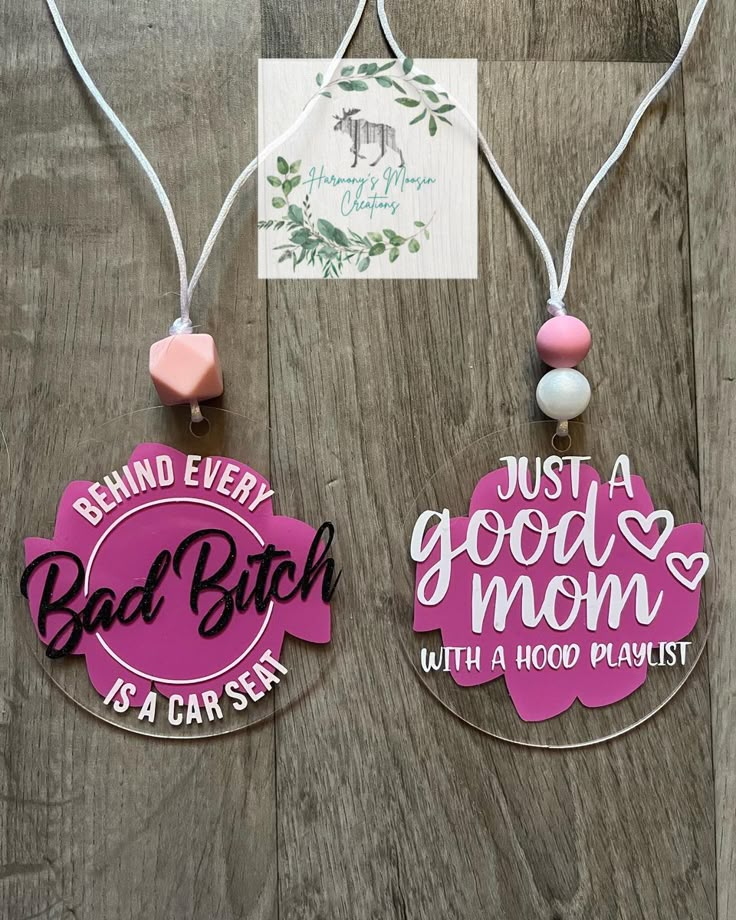 Vinyl Ideas To Sell, Vinyl Keychain Ideas, Cricut Keychains Diy Acrylic, Unique Cricut Projects To Sell, Cricut Keychain Ideas, Diy Resin Keychain, Car Mirror Hangers, Keychain Craft, Car Charms Mirror