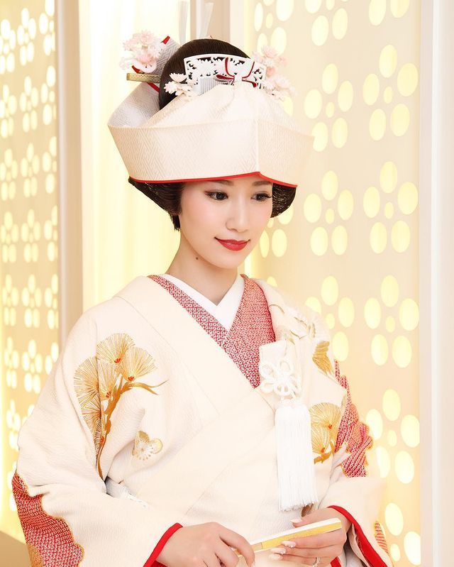 Japanese Wedding Dress, Asian Traditional Fashion, Japanese Traditional Clothing, Traditional Wedding Attire, Japanese Wedding, Wedding Kimono, Asian Culture, Japanese Characters, Beautiful Kimonos