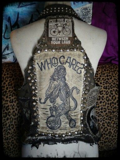 Womens crust punk vest Punk Vest, Punk Fashion Diy, Folk Punk, Battle Vest, Battle Jackets, Vest Outfits For Women, Punk Culture, Punk Rock Outfits, Crust Punk