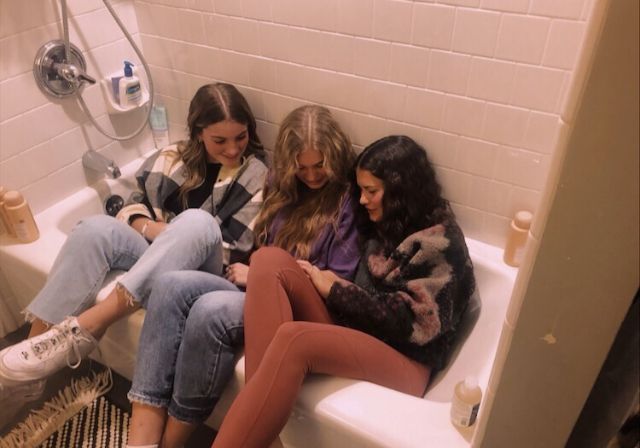 Three Girls Friends Aesthetic, Aesthetic Girl Trios, Trio Girls Squad Aesthetic, Four Girls Squad Aesthetic, Group Of Three Friends Aesthetic, Three Girls Aesthetic, Girl Trio Aesthetic, Three Siblings Aesthetic, Three Sisters Aesthetic