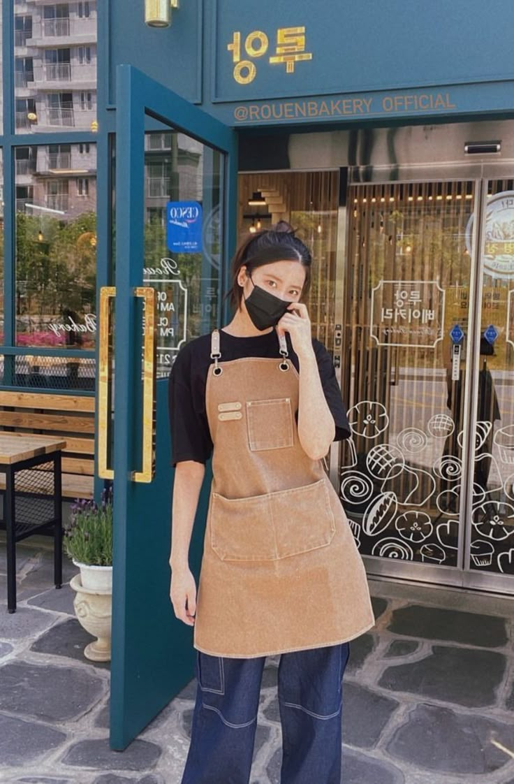 Korean Cafe Uniform, Apron Uniform Ideas, Coffee Shop Uniform Aesthetic, Bakery Worker Outfit, Pastry Chef Aesthetic Outfit, Cafe Apron Aesthetic, Cafe Worker Outfit Coffee Shop, Coffee Shop Worker Outfit, Coffee Barista Outfit