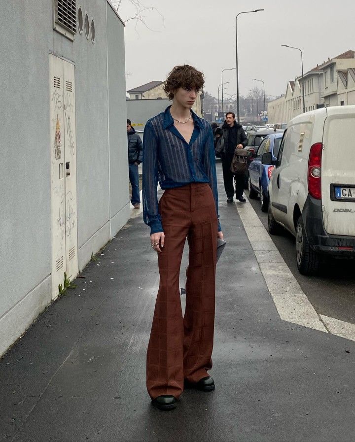 Aesthetic Male Formal Outfits, Retro Formal Outfit Men, Brown Flare Pants Outfit, Flared Pants Men, Mens 70s Outfits, Laufey Outfits, 70s Male Fashion, Retro Outfits Men, 70s Outfits Men