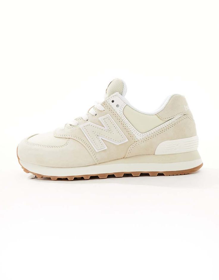 Zapatos de New Balance Diseño inspirado en el estilo Heritage de los años 80 Cierre con cordones Lengüeta y tobillo acolchados Diseño de corte bajo Detalle insignia de la marca New Balance Entresuela ENCAP que proporciona un acolchado ligero Suela de goma resistente Suela texturizada antideslizante Beige Sneakers, Balance Design, Logo New, New Balance 574, Heritage Fashion, Profile Design, Sunglasses Shop, Charlotte Tilbury, New Shop