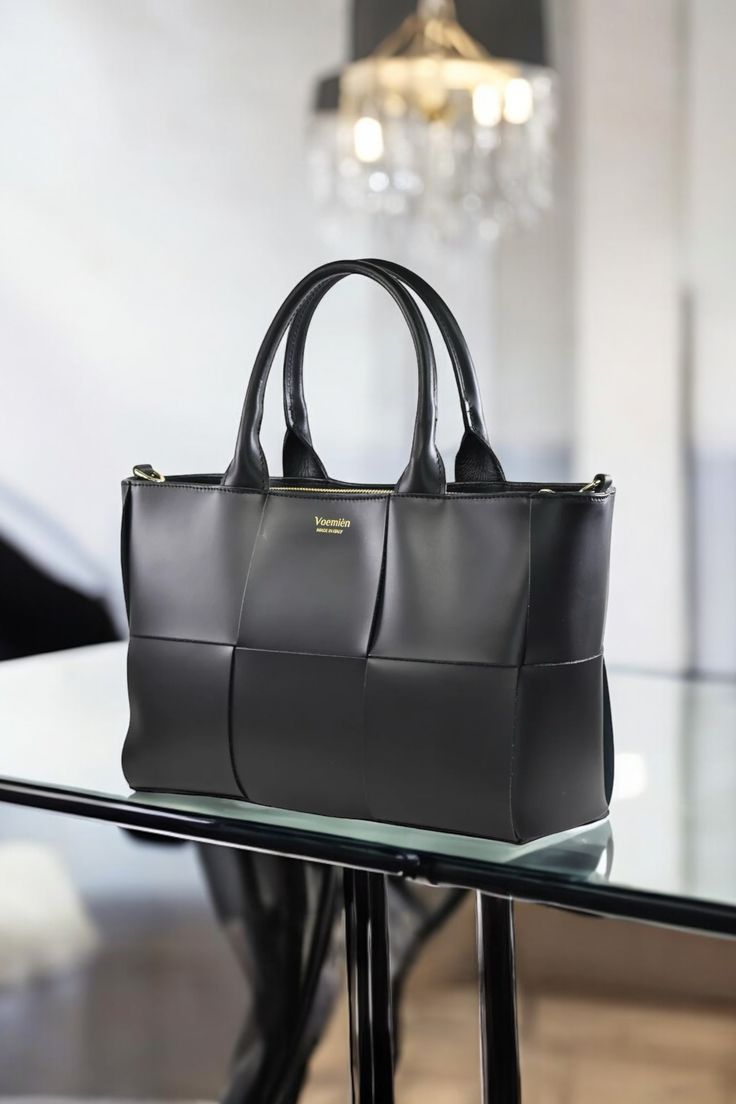 Borsa Lauren in Vera pelle Spazzolata con tracolla Made in Italy e accessori color oro. La parte interna è composta da due grandi scomparti principali, separati da una tasca centrale con chiusura a zip, nello scomparto posteriore sono presenti due tasche laterali portadocumenti/portacellulare, mentre nello scomparto anteriore è presente una tasca laterale con chiusura a zip. -Materiale esterno: Vera pelle Spazzolata -Materiale hardware: Acciaio inossidabile color oro -Materiale chiusura: Acciaio Letter Of Thanks, Braided Bag, Light Gold Color, Gold Accessories, Side Pocket, Influencer, Gold Color, In Italy, Shoulder Bag