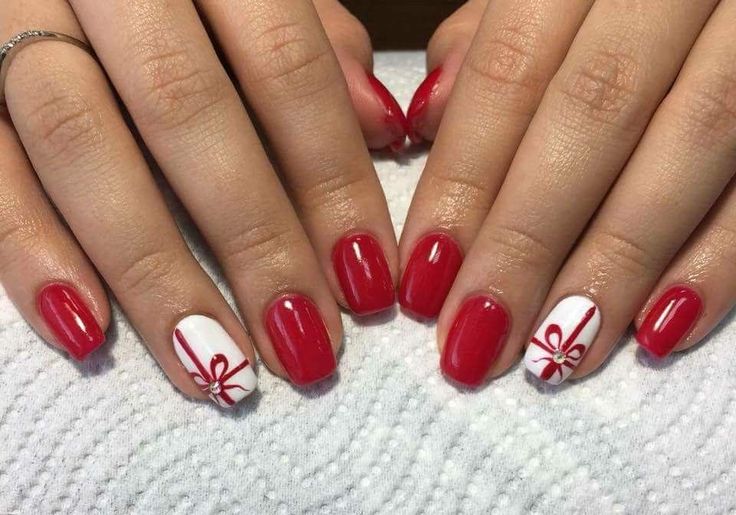 Red Nails With Accent Nail Christmas, Cute Xmas Nails Short, Short Xmas Nails Red, Red Christmas Nails Natural, Christmas Nails Ribbon, Bow Design On Nails, Red Christmas Nail Designs Short, Red Bow Nails Christmas, Christmas Bow Nail Designs