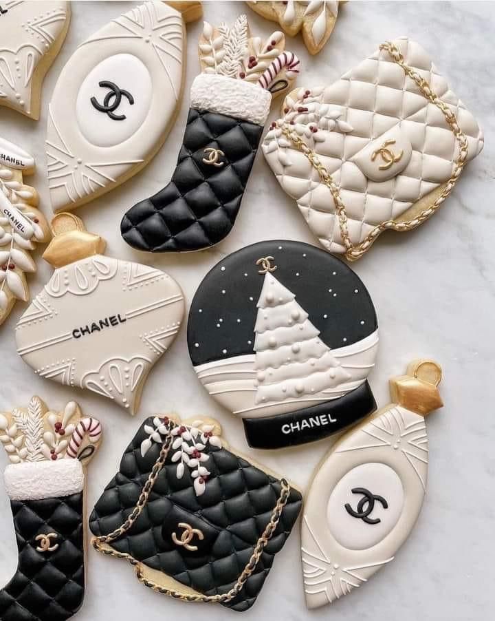 cookies decorated to look like chanel purses