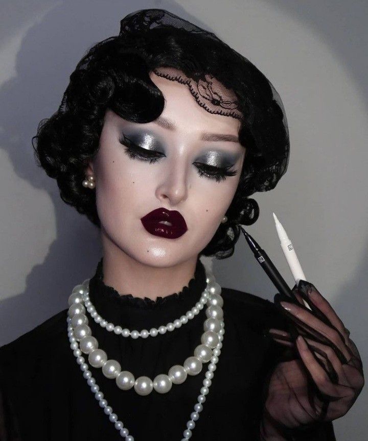 Bourgeoisie Aesthetic, Burlesque Makeup Ideas, Black Lipstick Aesthetic, Black And Silver Eyeshadow, Vampire Outfits, Burlesque Makeup, Mrs Bella, Goth Make Up, Tutorial Eyeshadow