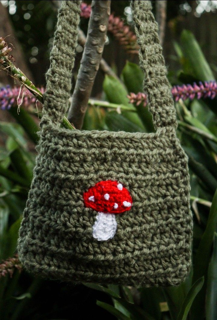 Sage green bag with mushroom patch attached, spacious and secure Tote Crochet, Confection Au Crochet, Crochet Mushroom, Crochet Simple, Crochet Handbags Patterns, Stitch Crochet, Fun Crochet Projects, Crochet Diy, Crochet Tote