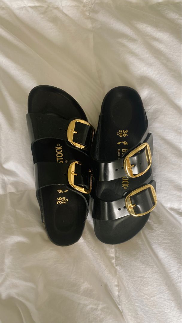 Chic Black Slide Sandals, Trendy Shoes Black, Shoe Trends 2023, Black Leather Sandals With Gold Buckle, Black Buckle Sandals For Streetwear, Lounge Shoes, Birkenstock Gold Buckle, Gold Birkenstocks, Leather Birkenstocks