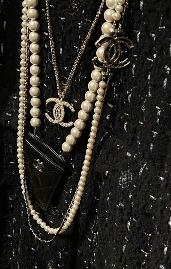 Coco Chanel | Gorgeous details CHANEL 👑�⚜️👑 | Facebook Chanel Inspired Outfit, Chanel Pearl Necklace, Chanel Style Jacket, Coco Chanel Fashion, Coco Chanel Mademoiselle, Chanel Boutique, Expensive Jewelry Luxury, Chanel Pearls, Chanel Necklace