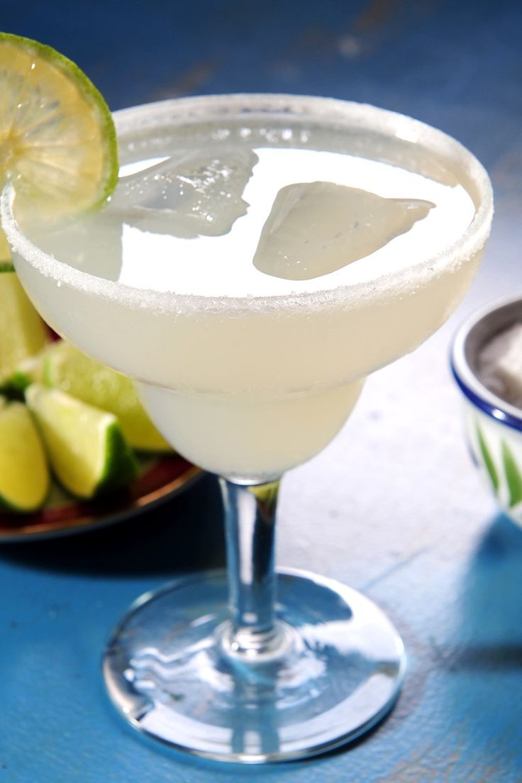 there is a margarita with limes on the side