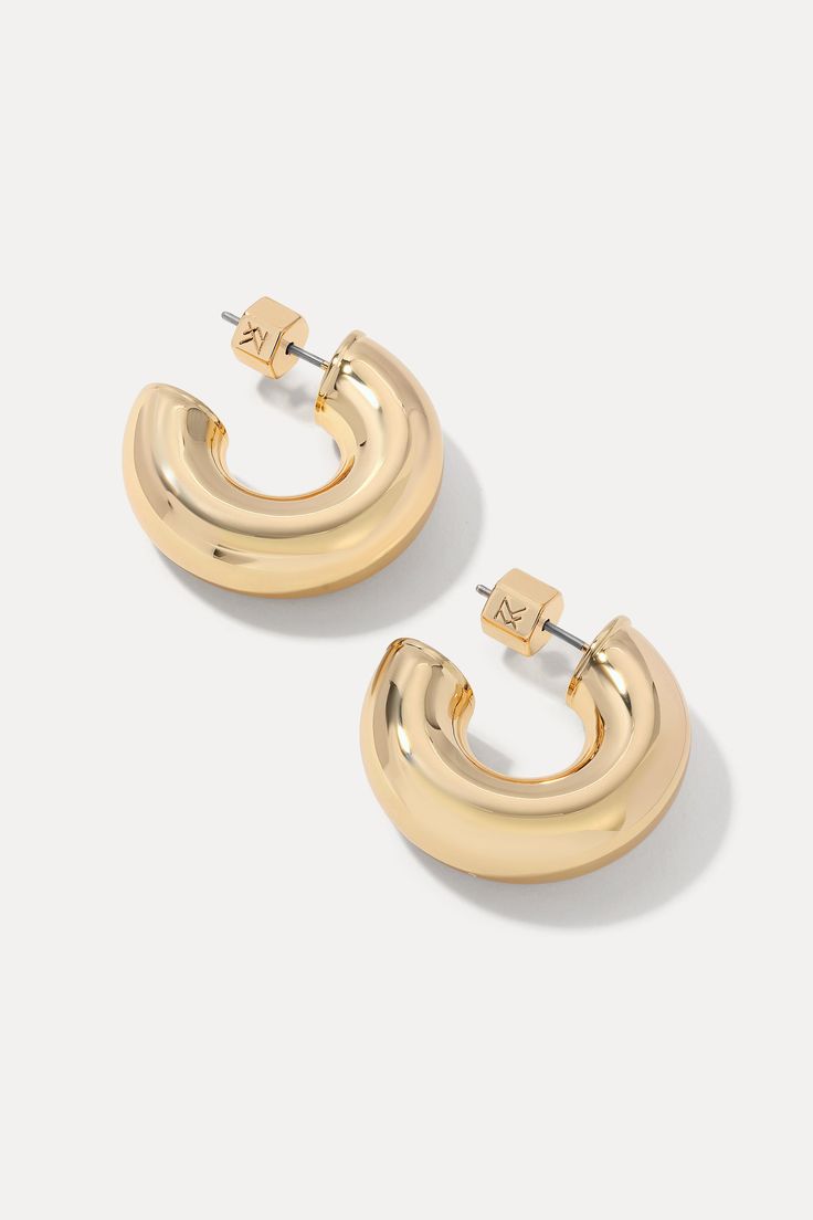 With a chunky silhouette and a rounded shape, the Drew Huggies are the epitome vintage chic charm. An elegant and stylish pair for everyday wear, you’ll love how well they can transition from casual day looks to date night ensembles. 18k gold-plated brass 25mm diameter, 7mm thick Modern Hoop Earrings With Gold-tone Hardware, Classic Gold-plated Earrings With Gold-tone Hardware, Modern Gold Hoop Earrings For Evening, Classic Formal Jewelry With Gold-tone Hardware, Chic Gold-tone Hoop Earrings For Everyday, Classic Gold-tone Gold-plated Hoop Earrings, Chic Gold-tone Hoop Earrings For Formal Occasions, Chic Gold Earrings For Workwear, Chic Gold Earrings For Work