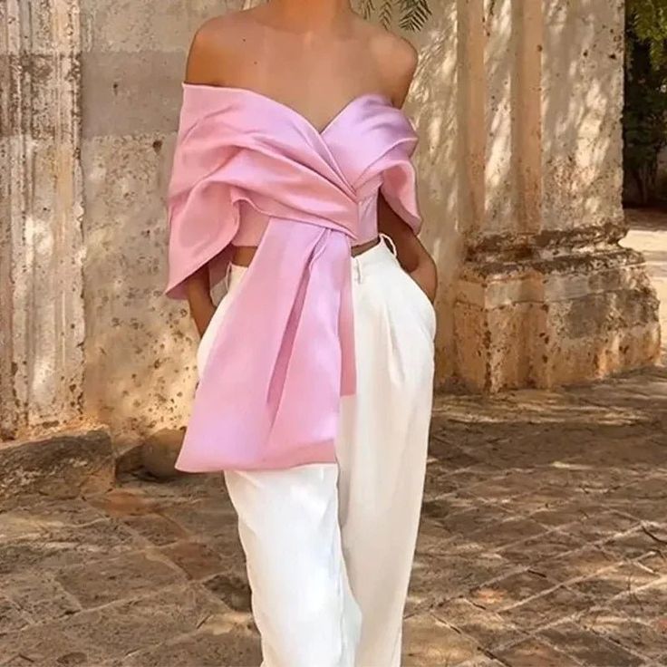 Elevate your style with our chic pink satin crop top featuring a pleated design and stylish off-shoulder silhouette. Perfect for adding a touch of elegance to any outfit, whether you're heading to brunch or a night out with friends. Female Streetwear, Bow Crop Tops, Mode Rose, Ruffle Cake, Fits Clothes, Club Tops, Fashion Female, Cropped Vest, Pink M