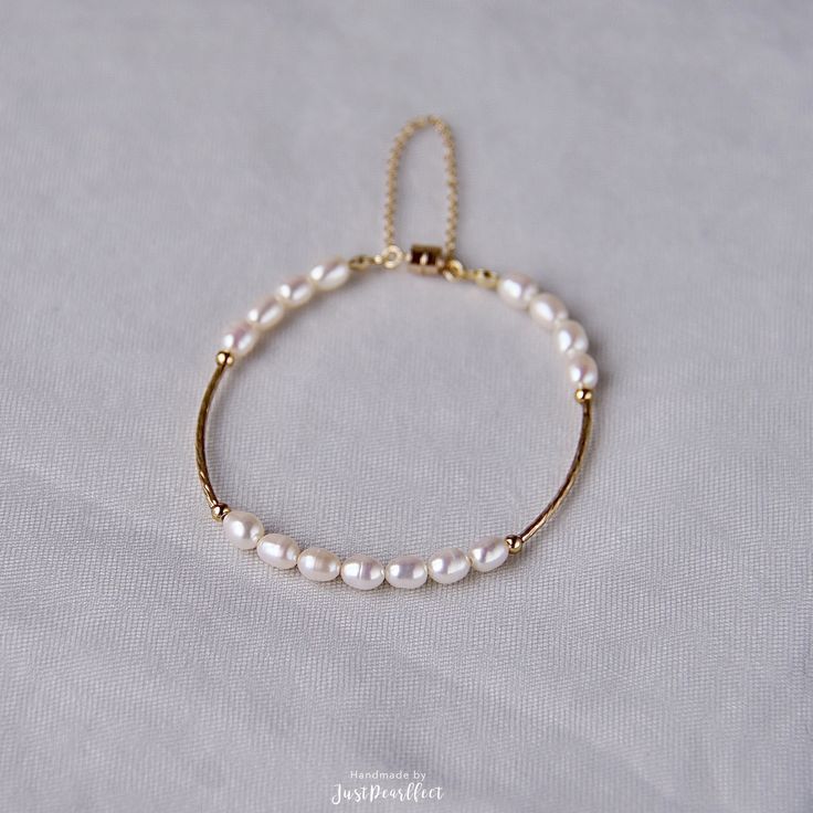 This delicate pearl bracelet features tiny freshwater rice pearls. It's a simple and modern interpretation of the classic pearl bracelet. Crafted from delicate pearls and accented with gold plated tubes, this elegant seed pearl bracelet is subtle enough for everyday. ▷ AA quality freshwater pearls with high luster and tiny blemishes. ▷ Seed pearl size: 5-5.5mm. ▷ 14k gold plated tubes. ▷ 14k gold filled spring ring. ▷ Magnetic clasp closure. ▷ Bracelet length: customized. ▷ 100% handmade with lo Modern Pearl Jewelry, Real Pearl Bracelet, Pearl Lariat Necklace, Gold Pearl Bracelet, Tube Bracelet, Pearl Bracelet Gold, Rice Pearls, Artisan Bracelets, Wrist Jewelry