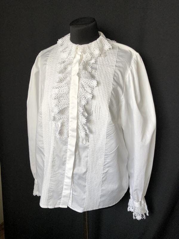 Coton fin et lisse. Taille 48 EUR, veuillez consulter les mesures. Toutes les mesures sont prises en cm et l'article est posé à plat. Longueur 67 Coffre 62 Tour de taille 63 Bas 65 Epaules 41 Manchon 70 White Lace Blouse, Puffy Sleeves, Lace Collar, Lace Blouse, Sleeve Cotton, White Vintage, Womens Clothing Tops, White Lace, Blouses For Women