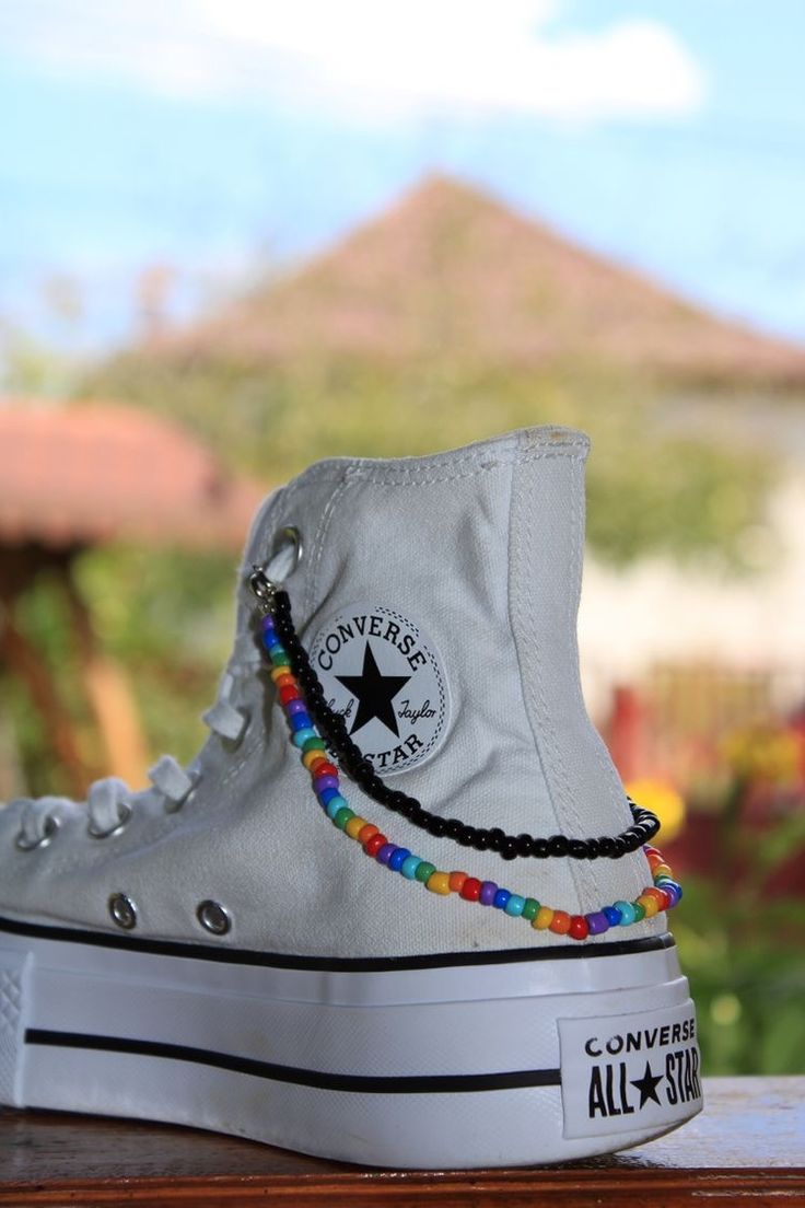 Shoe Strap Beads Converse, Converse Designs Diy, Beaded Shoe Charm, Beaded Shoes Laces, Beaded Shoe, Cool Converse, Converse Design, Pulseras Kandi, Converse Aesthetic