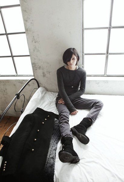 Go Sang Gil Androgynous Asian, Asian Boy, Sitting Poses, Photoshoot Inspo, Aesthetic People, Androgynous Fashion, Character Poses, Tomboy Fashion, Visual Kei