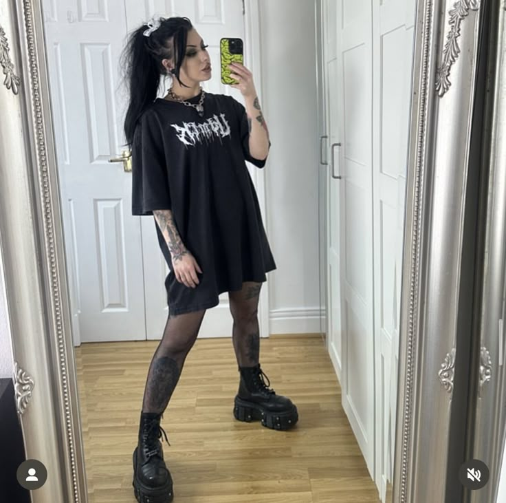 Lazy Day Goth Outfits, Goth Style Women, Goth Concert Outfit Ideas, Casual Alternative Outfits Summer, Metal Festival Outfit Summer, Alt Workout Outfits, Grey Day Concert Outfit, Athletic Goth, Casual Goth Outfits Summer