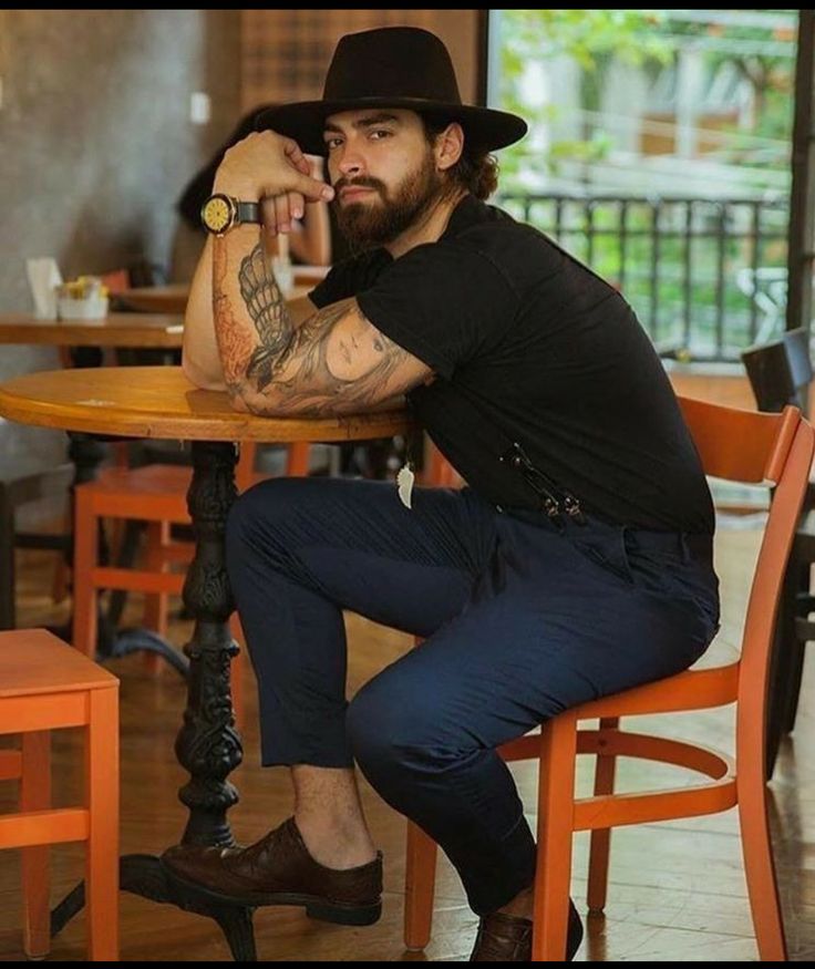 Outfit Sombrero, Sombrero Outfit, Portraits Men, Fedora Hat Outfits, Photo Men, Musician Portraits, Mens Hats Fashion, Refined Fashion, Mens Casual Outfits Summer