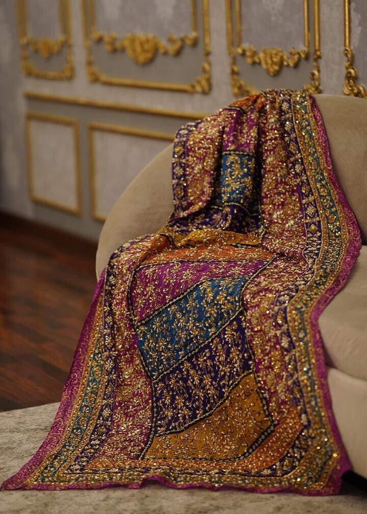 Traditional Dupatta Designs, Multi Dupatta Suits, Wedding Dupatta Style, Wedding Outfits Ideas For Women, Pakistani Dupatta Style, Shawl Design Ideas, Pakistani Duppata, Designer Dupatta Ideas, Heavy Dupatta Suits