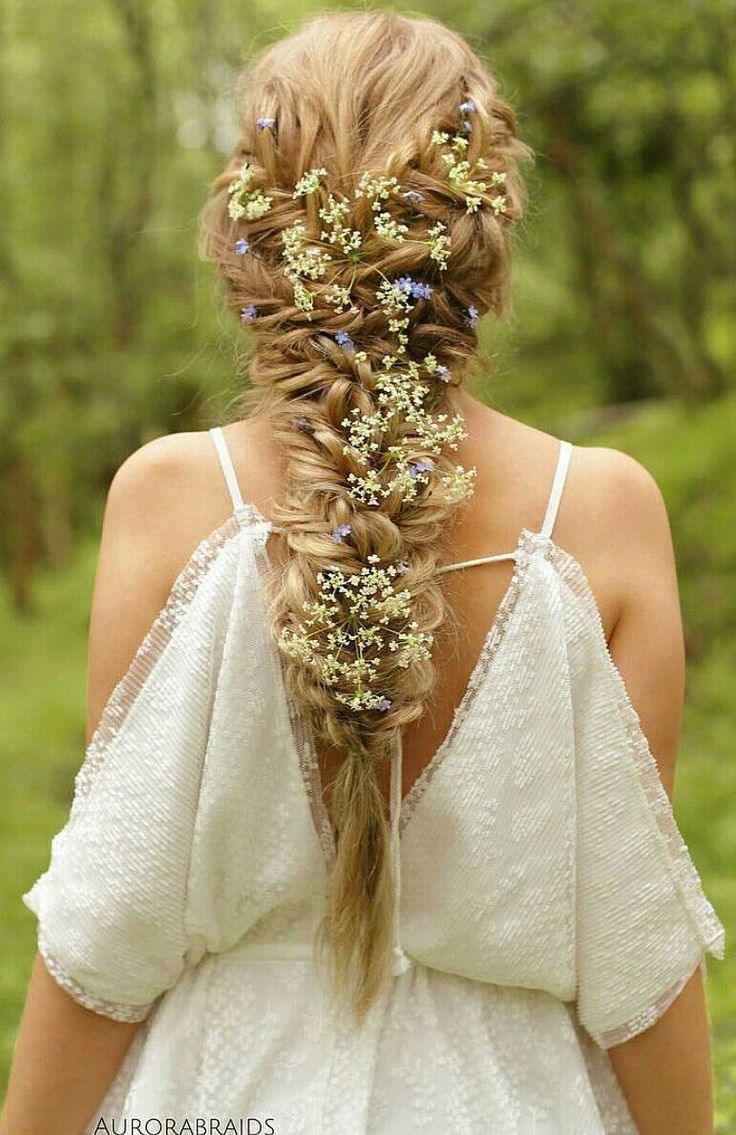 Medieval-ish Inspired Hairstyle. Fresh flowers  really make the braids look more attractive, beautiful and ethereal! Middle Aged Women Hairstyles, Medieval Hairstyles, Asymmetrical Hairstyles, Hairdo Wedding, Flowers In Her Hair, Fringe Hairstyles, Half Up Hair, Long Blonde Hair, Everyday Hairstyles