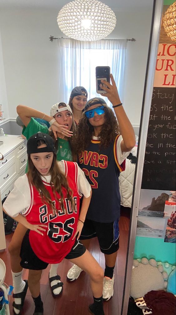 Y2k Duo Costumes, Basketball Players Halloween Costumes, Halloween Sports Costumes, Pj Spirit Week Outfit, Celeb Costume Ideas, Sport Costume Ideas, 80s Day Spirit Week, Spirit Week Costumes, Characters To Dress Up As