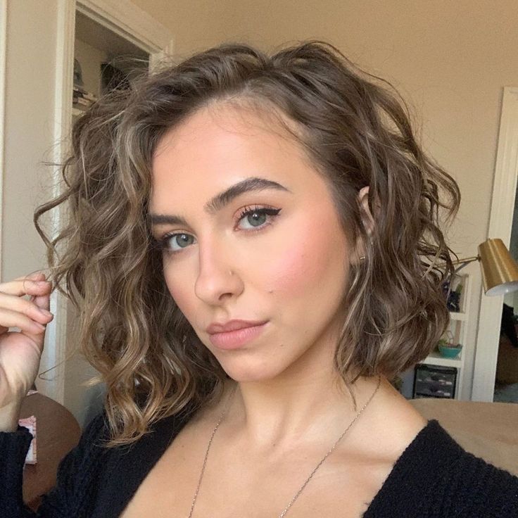 Short Curled Hair, Amusement Park Hair, Pelo Bob Ondulado, Above Shoulder Length Hair, Stacked Haircut, Haircuts For 2023, Long Hair Cut Short, Feminine Hairstyles, Wavy Bob Haircuts