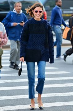 Big sweater, small jeans Alexa Chung Style, Fashion Gone Rouge, Jeans Trend, Looks Jeans, Look Adidas, Mode Tips, Looks Pinterest, Blazer Outfit, Populaire Outfits