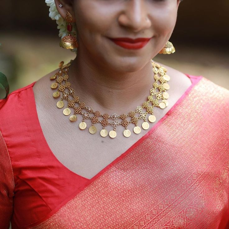 Traditional Jewelry Kerala, Vintage Indian Jewelry, Indian Wedding Jewelry Sets, Neck Pieces Jewelry, Gold Bridal Necklace, Antique Necklaces Design, Indian Bridal Jewelry Sets, Fancy Jewelry Necklace, Gold Jewelry Simple Necklace