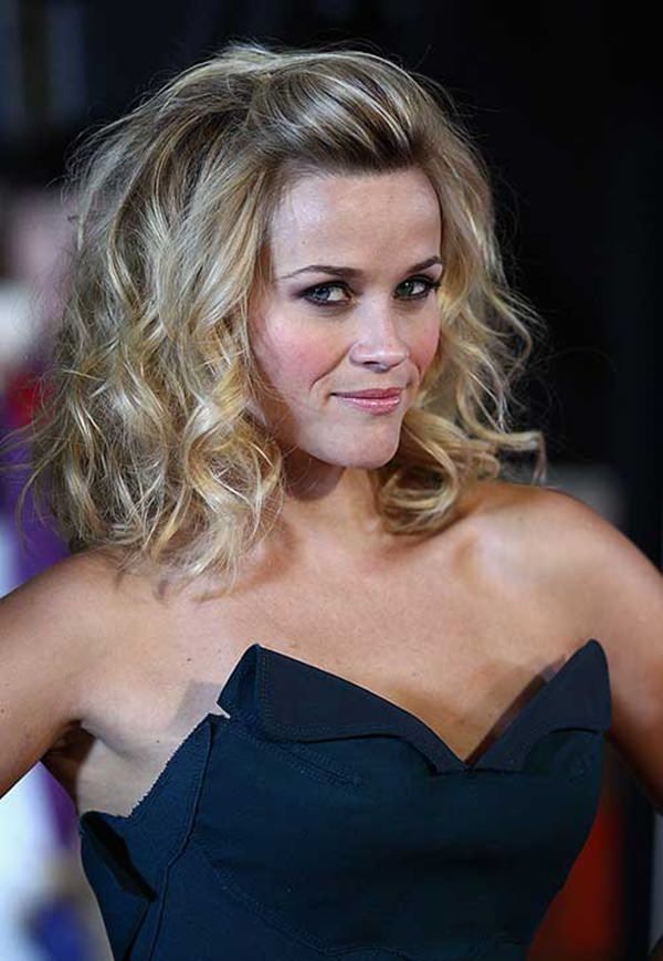 Mid Length Curly Hairstyles, Medium Length Haircuts, Wavy Hairstyles Medium, Mother Of The Bride Hair, Haircuts For Wavy Hair, Penteado Cabelo Curto, Reese Witherspoon, Medium Hair Cuts, Long Curly Hair