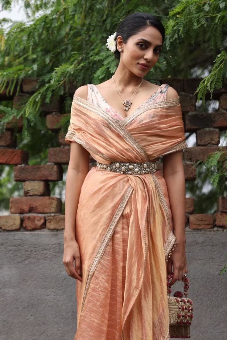 Presenting you latest outfit inspiration from actress Sobhita Dhulipala #weddingbazaar #indianwedding #sobhitadhulipala #sobhitadhulipalaoutfits #madeinheaven bollywoodinspiredoutfits #celebrityinspiredoutfits Sobhita Dhulipala, Lehenga Saree Design, Saree Wearing Styles, Saree Draping Styles, Modern Saree, Draping Fashion, Indian Look, Tissue Saree, Saree Designs Party Wear