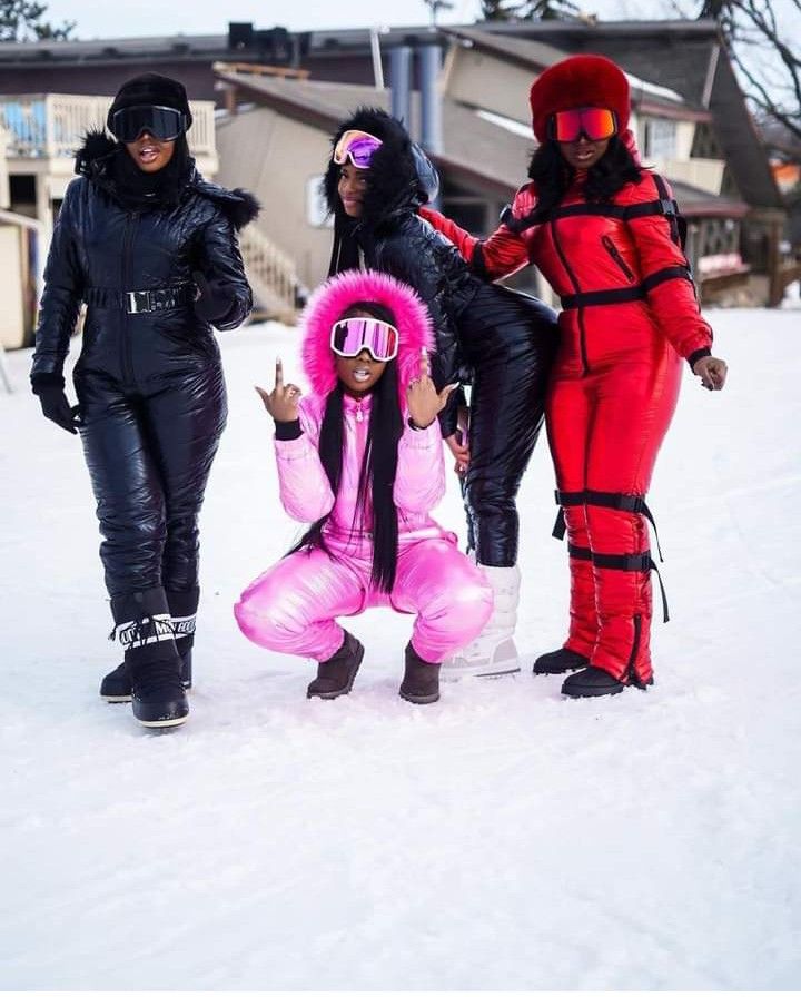 Ski Fits Black Women, Snow Day Fashion, Snow Outfits Black Women, Snow Outfits For Women Aesthetic, Snow Outfits For Women Black, Aspen Outfit Winter Ski Fashion, Snowsuit Outfit Black Women, Ski Outfits Black Women, Snow Tubing Outfit For Women