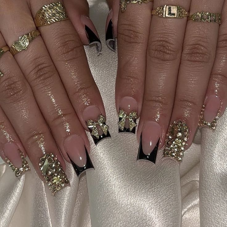 ig: setsbycarolaa Nails Acrylic For December, Gold Nails With Rhinestones Short, Gold Bling Nails Short, Gold Nails Charms, Gold Short French Nails, Short Classy Set Nails, Black French Tip Nails With Bling, Rhinestone Covered Nails, Short Square Bling Nails