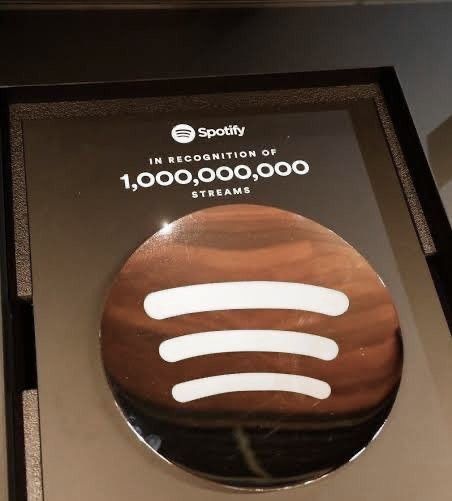 the spotify logo is on display for everyone to know what's in it