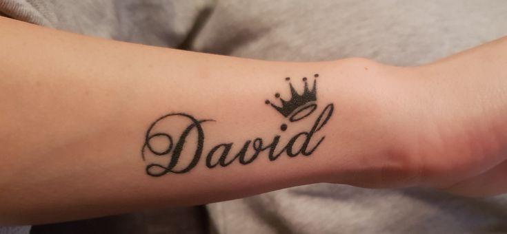 a person with a tattoo on their arm that says david