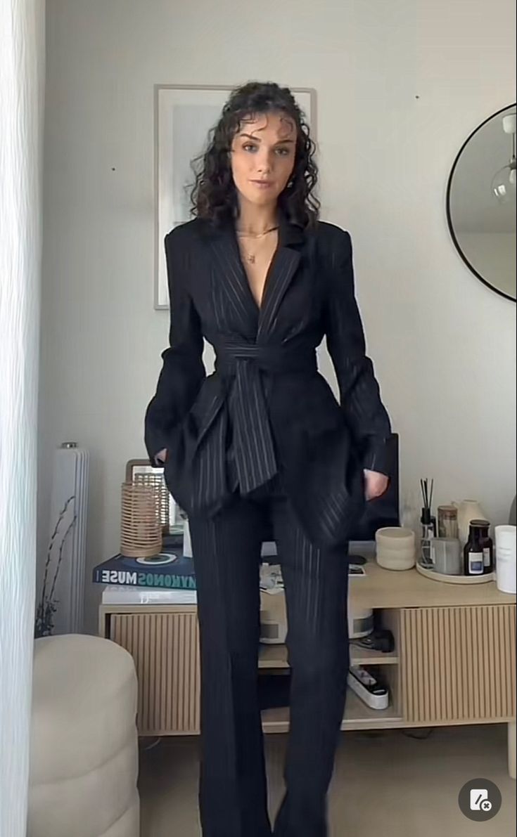 Models In Suits Women, Black Suit For Women Lawyer, Graduation Outfit Pants Classy, Womens Business Attire Suits, Cute Women Suits, Black Tie Outfit Ideas Women, Luxury Business Outfits, Court Case Outfit, Suit With Turtle Neck Women