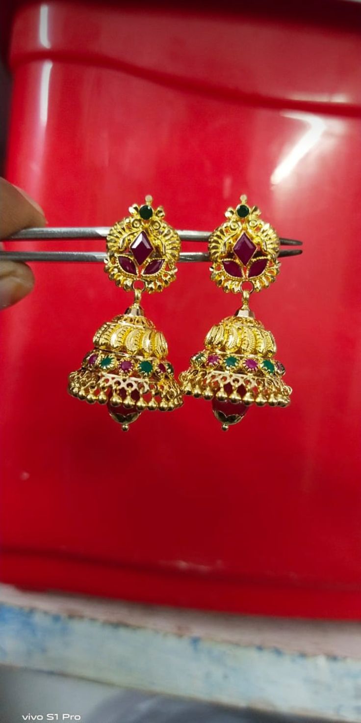 Gold Jhumkas, Gold Jhumka, Cutwork Blouse, Gold Jhumka Earrings, Easy Doodles, Cutwork Blouse Designs, Doodles Drawings, Gold Bridal Jewellery Sets, Bride Jewelry