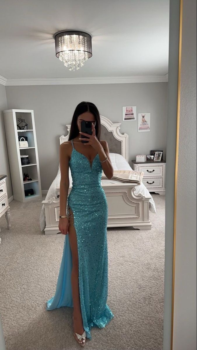 Slim Fitting Prom Dresses, Dream Prom Dresses, Best Prom Dress, Iridescent Sequin Dress, Pretty Formal Dresses, Long Homecoming Dresses, Hoco Dresses Long, Dream Prom Dress, Prom Dress Inspo