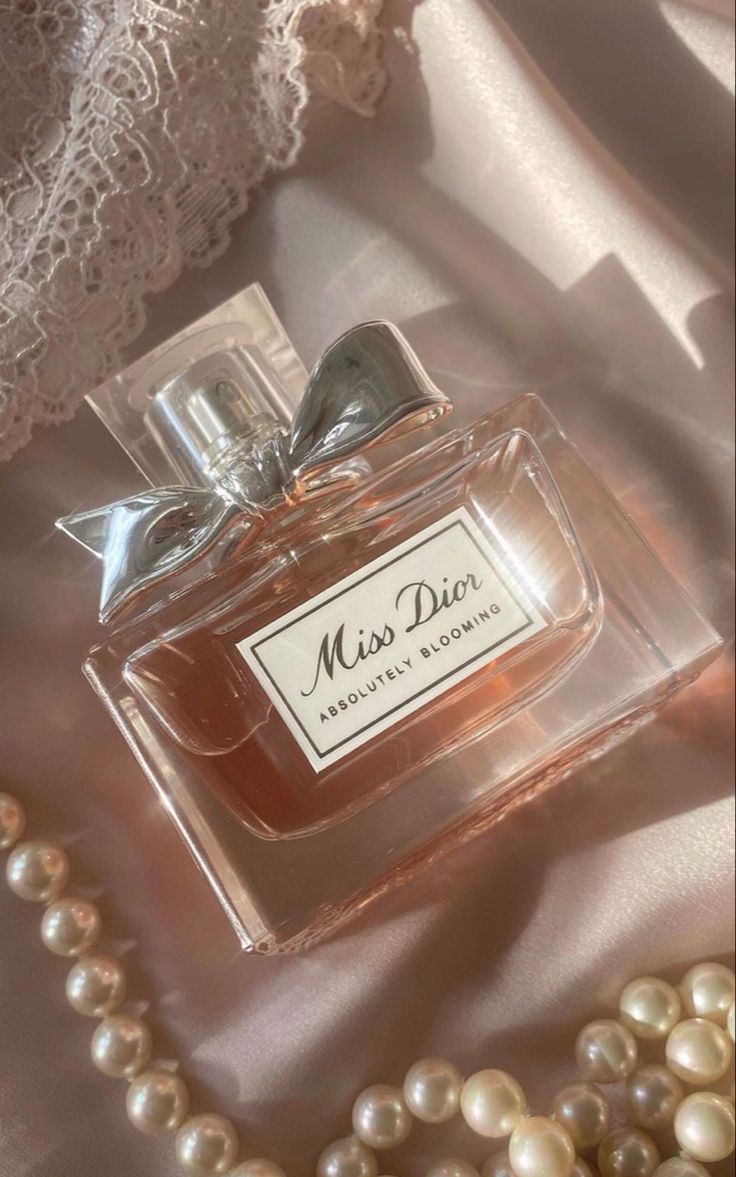 Miss Dior Perfume, Perfume Dior, Dior Girl, Dior Aesthetic, Dior Perfume, Classic Brides, Perfume Scents, Perfume Lover, Miss Dior