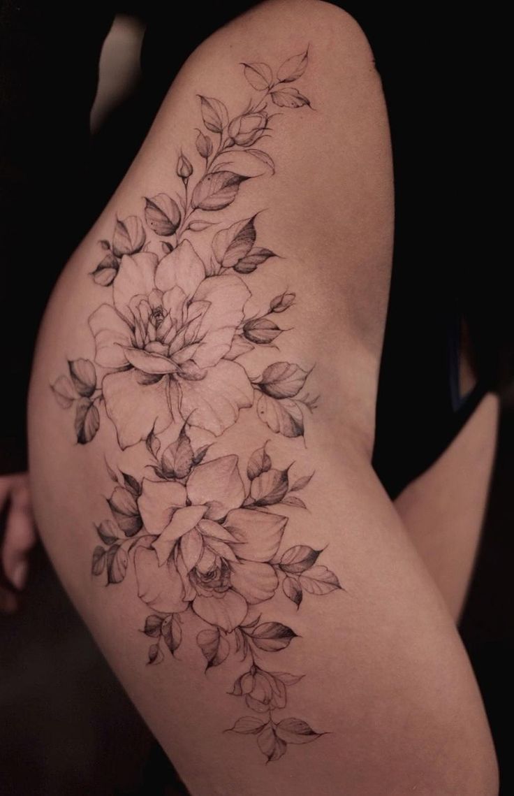 Chic & Sexy Hip Tattoos Tattoo Bein Frau, Floral Hip Tattoo, Flower Hip Tattoos, Side Hip Tattoos, Hip Tattoo Designs, Side Thigh Tattoos, Tato Minimal, Floral Thigh Tattoos, Hip Thigh Tattoos