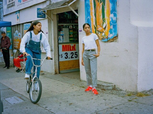 @nayema🕊 Old Nikes, Estilo Cholo, Chicana Style, Foto Poses, The Embrace, Poses References, Jolie Photo, 90s Style, Nike Cortez