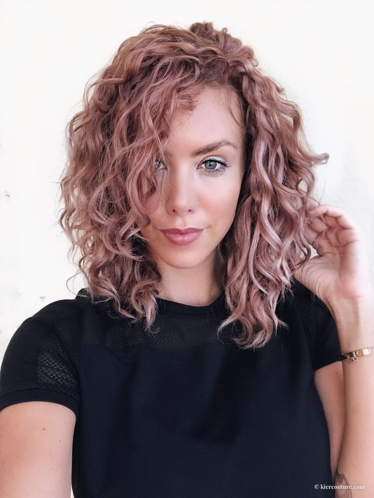 Gold Highlights On Dark Hair, Hairstyles With Blonde Highlights, Highlights On Dark Hair, Rose Gold Hair Blonde, Blond Rose, Rose Gold Highlights, Highlights Curly Hair, Medium Bob, Medium Bob Hairstyles