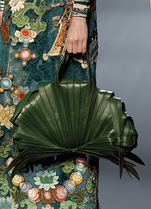 Jean Paul Gaultier, haute couture collection, January 2010 in Paris.  Leather purse that looks like wrapped banana leaves - fits the exotic motif Sukienki Maksi, Jean Paul Gaultier Haute Couture, Paul Gaultier Spring, Couture Handbags, Paul Gaultier, Couture Collection, Arm Candy, Jean Paul Gaultier, Jean Paul