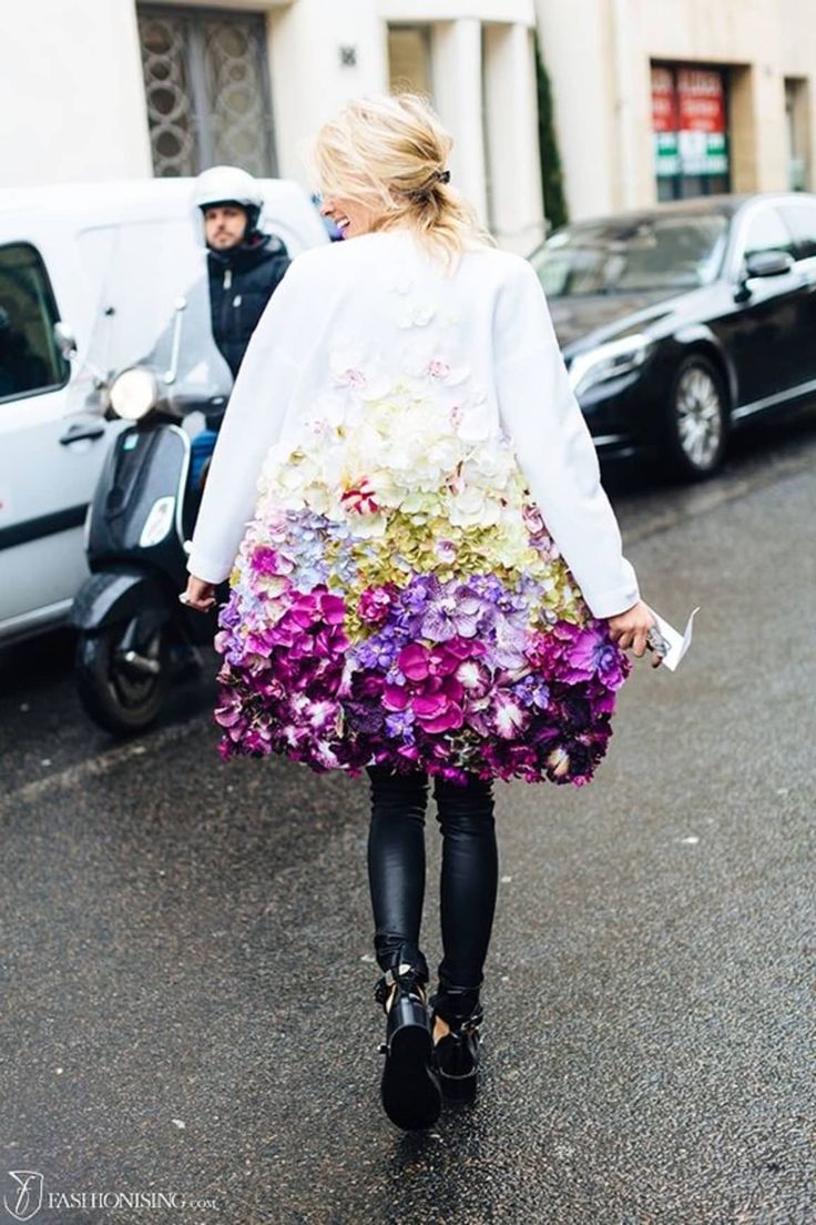 Mode Prints, Floral Coat, Walking Down The Street, Diy Kostüm, Elie Saab Spring, Flower Bomb, Dior Couture, Floral Fashion, Naha