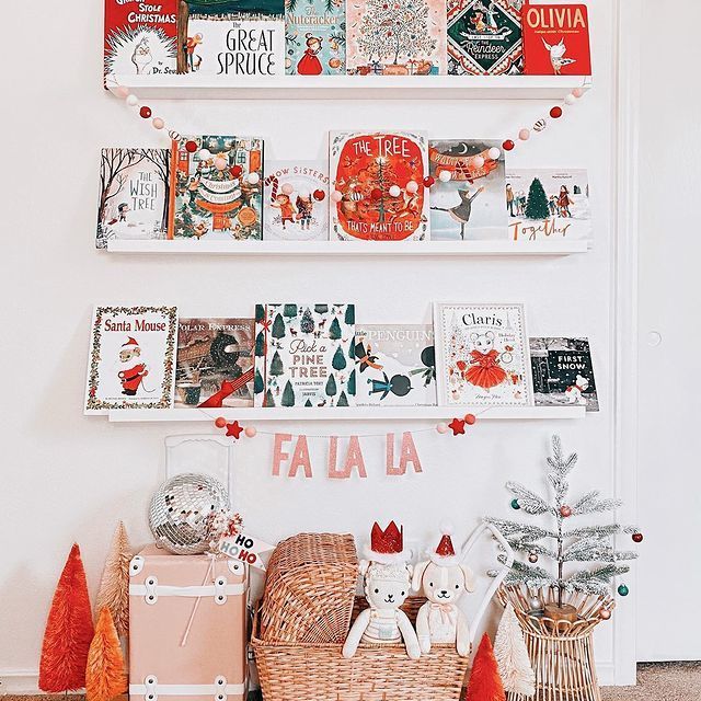 there are many christmas cards on the wall