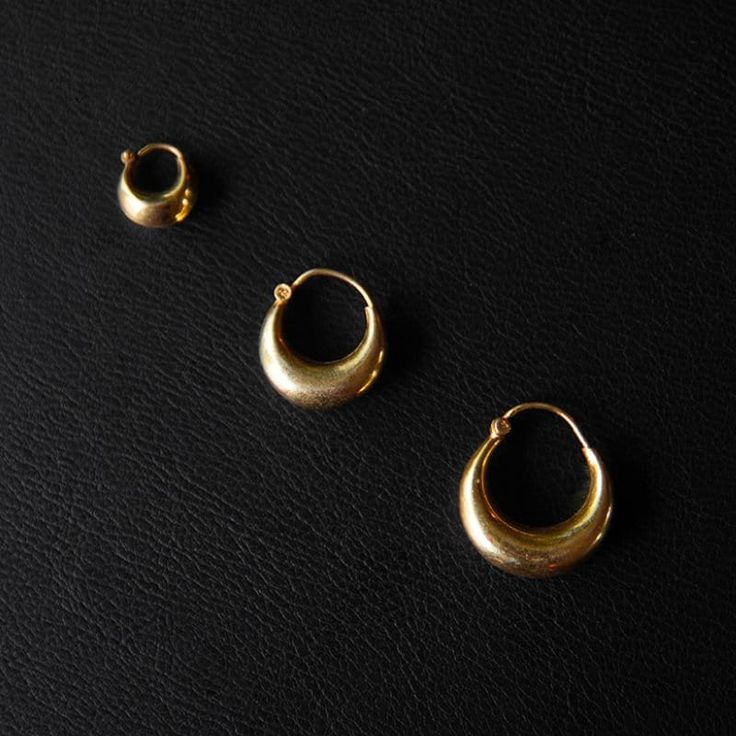 Forged with meticulous precision, these chunky hoop earrings confidently establish themselves as iconic pieces. Simultaneously simple and boldly statement-making, they radiate a fearless blend of raw elegance and meticulous craftsmanship. Design: Minialist Material: 22k Gold Plated Sizes XS: 1,3 cm x 1,3 cm (1.5 g / pair) S: 2 cm x 2 cm (4 g / pair) M: 2,6 cm x 2,6 cm (9 g / pair) L: 4,3 cm x 4,3 cm (15 g / pair) Elegant Crescent Brass Hoop Earrings, Elegant Crescent Shaped Brass Hoop Earrings, Timeless Small Hoop Earrings, Formal Minimalist Brass Hoop Earrings, Elegant Crescent Hoop Earrings For Everyday, Classic Brass Small Hoop Huggie Earrings, Classic Small Hoop Huggie Earrings In Brass, Small Brass Hoop Earrings For Formal Occasions, Timeless Brass Hoop Earrings