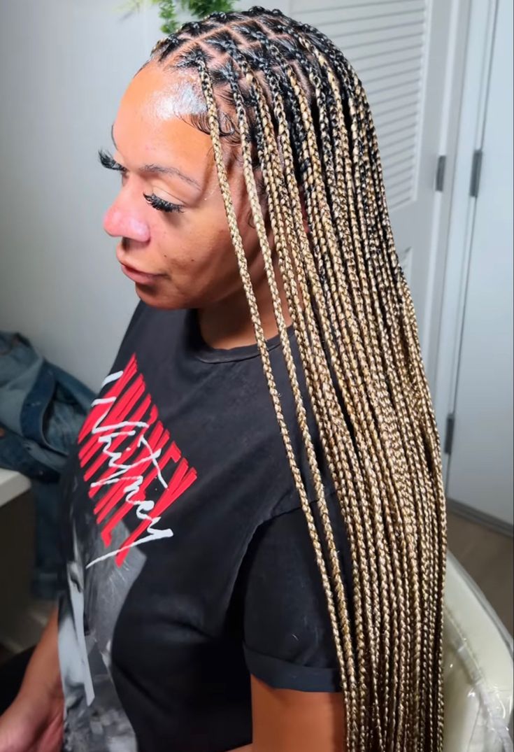 Small Box Braids Hairstyles Blonde, Dark Blonde Knotless Braids, Small Box Braids Blonde, Blonde Highlight Knotless Braids, Blond Small Box Braids, Knotless Braids Hairstyles Blonde, Extra Small Knotless Box Braids Blonde, Blonde Medium Box Braids, Small Knotless Box Braids Long With Color