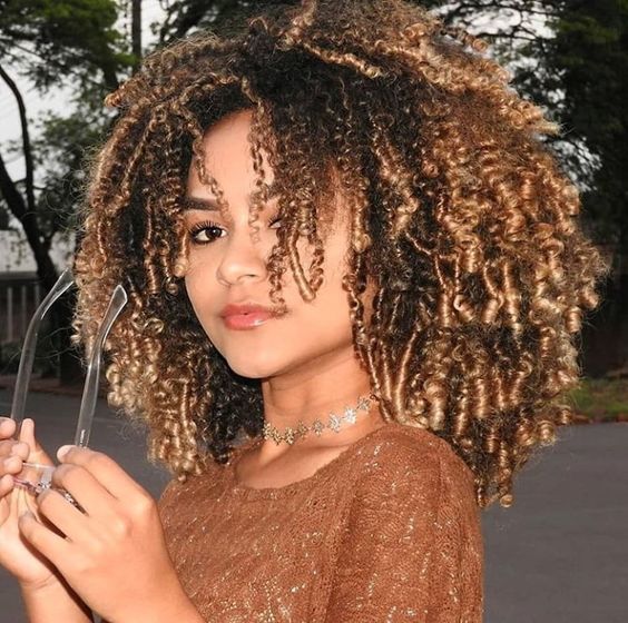 Blonde Coily Hair, Curly Hair Half Up Half Down, Cabello Afro Natural, Curly Hair Photos, Blonde Curly Hair, Colored Curly Hair, Dyed Natural Hair, Beautiful Curly Hair, Beautiful Curls